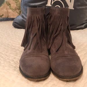 Short fringed boots